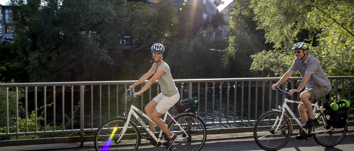 Unterwegs am Murradweg, im Hintergrund das Kunsthaus Graz