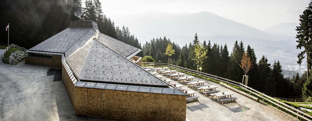 Genuss in alpin-modernem Ambiente: die Umbrüggler Alm oberhalb von Innsbruck