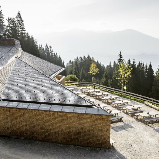 Genuss in alpin-modernem Ambiente: die Umbrüggler Alm oberhalb von Innsbruck