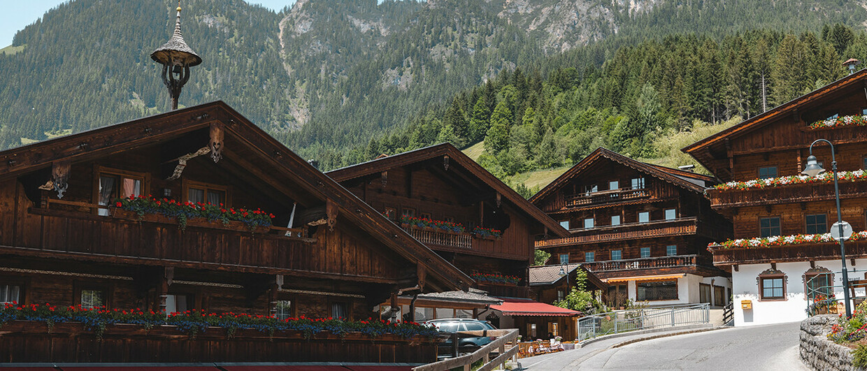 Promenade dans le village de montagne d'Alpbach