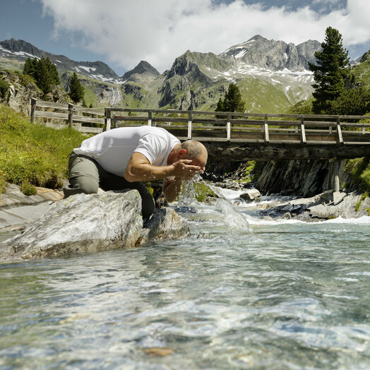 Bacherfrischung beim Wandern, Tirol