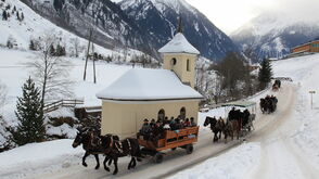 In Pferdeschlitten und -kutschen geht es durch das verschneite Großarltal.