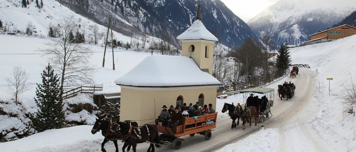 In Pferdeschlitten und -kutschen geht es durch das verschneite Großarltal.