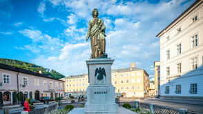 Mozartův pomník na náměstí Mozartplatz v centru salcburského Starého Města