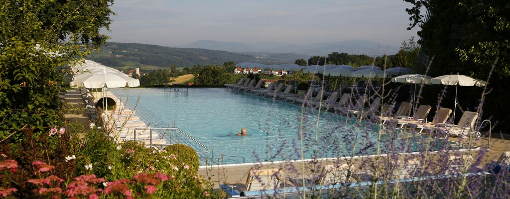 Weite Blicke auf die sanften Hügel der Oststeiermark charakterisieren das Thermenhotel „Der Steirerhof“.