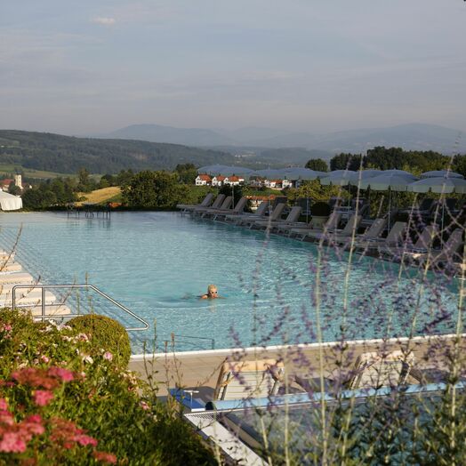 Weite Blicke auf die sanften Hügel der Oststeiermark charakterisieren das Thermenhotel „Der Steirerhof“.