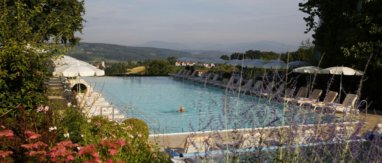 Weite Blicke auf die sanften Hügel der Oststeiermark charakterisieren das Thermenhotel „Der Steirerhof“.