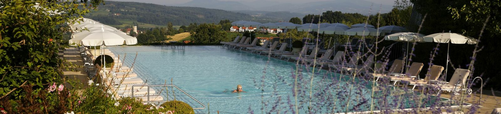 Weite Blicke auf die sanften Hügel der Oststeiermark charakterisieren das Thermenhotel „Der Steirerhof“.