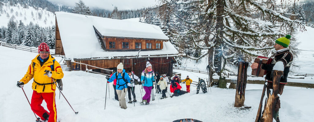 Besondere Momente erleben die Teilnehmer*innen der „Gourmet im Schnee“-Schneeschuhtour.