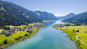 Der türkisgrüne Weissensee in Kärnten