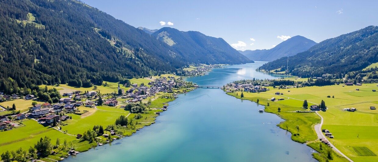 Der türkisgrüne Weissensee in Kärnten