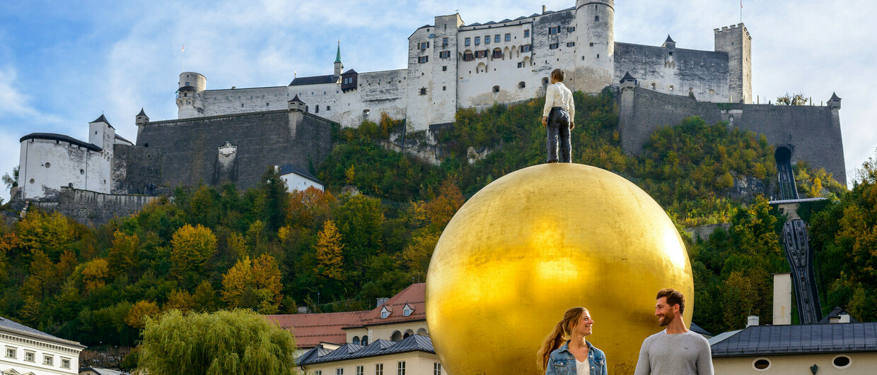 Kapitelplatz in Salzburg mit Goldener Kugel von Stephan Balkenhol