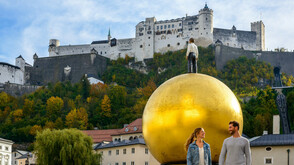 Kapitelplatz in Salzburg mit Goldener Kugel von Stephan Balkenhol