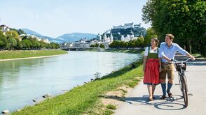 Fesch in Tracht an der Salzach