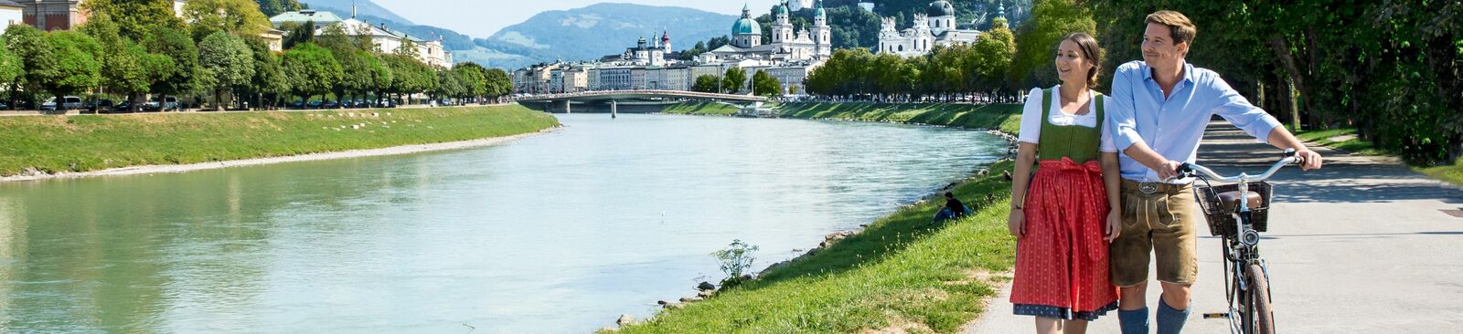 Fesch in Tracht an der Salzach