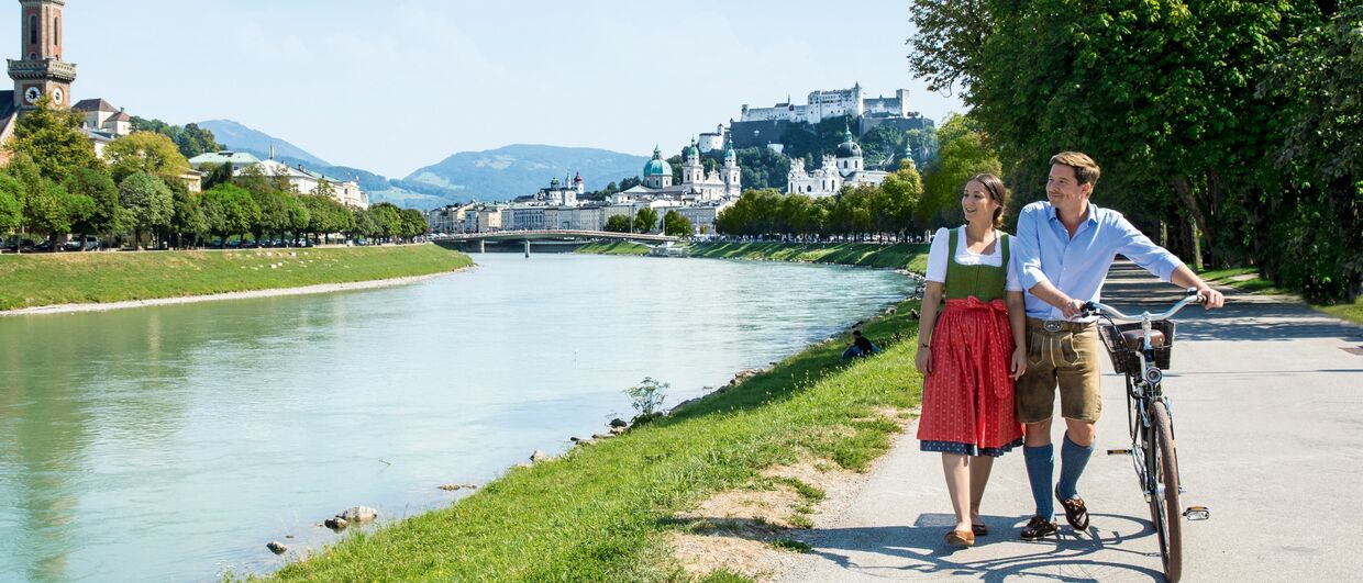 Fesch in Tracht an der Salzach