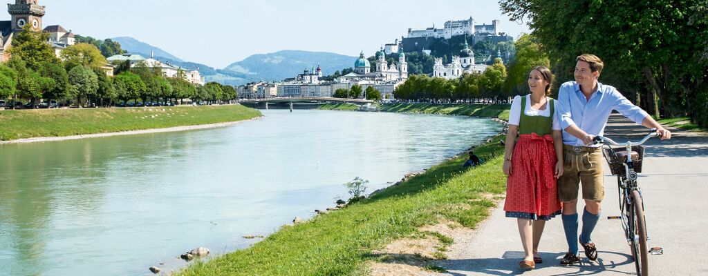 Fesch in Tracht an der Salzach