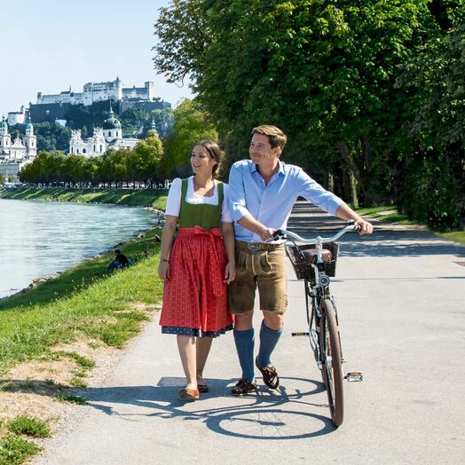 Fesch in Tracht an der Salzach