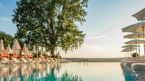 Im Außenbecken des Thermenhotels „Der Steirerhof“ schwimmen Gäste förmlich aufs oststeirische Hügelland zu.