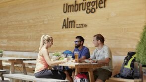 Genuss in alpin-modernem Ambiente: die Umbrüggler Alm oberhalb von Innsbruck