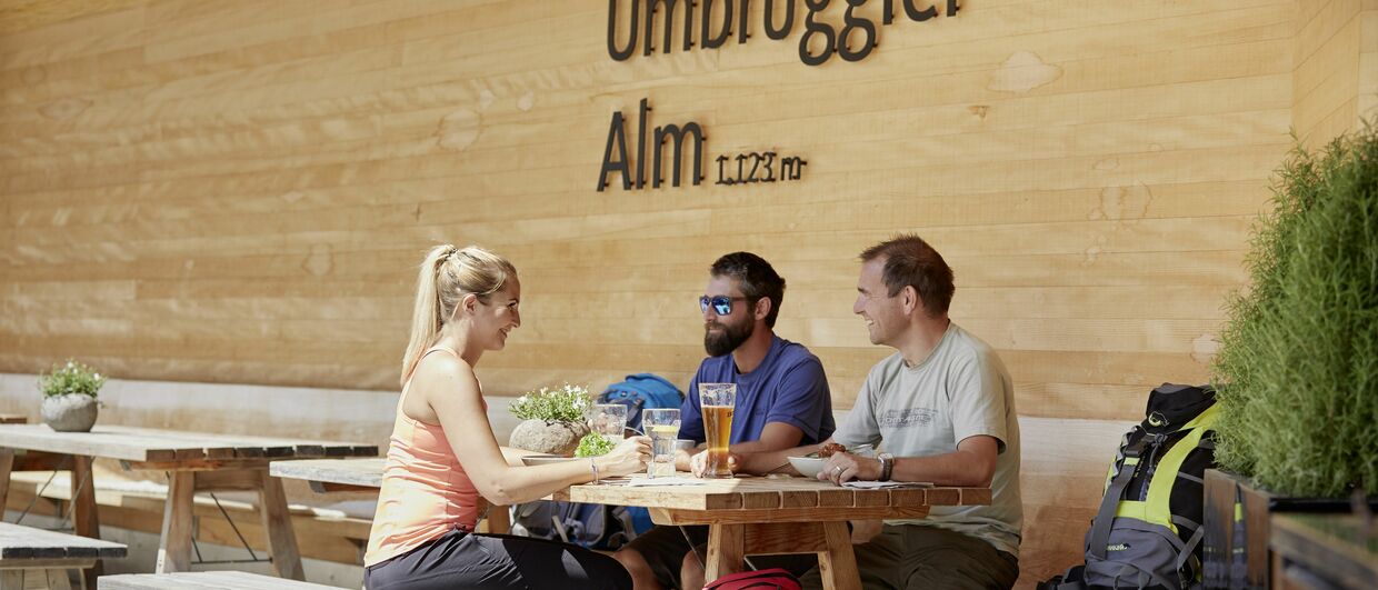 Genuss in alpin-modernem Ambiente: die Umbrüggler Alm oberhalb von Innsbruck